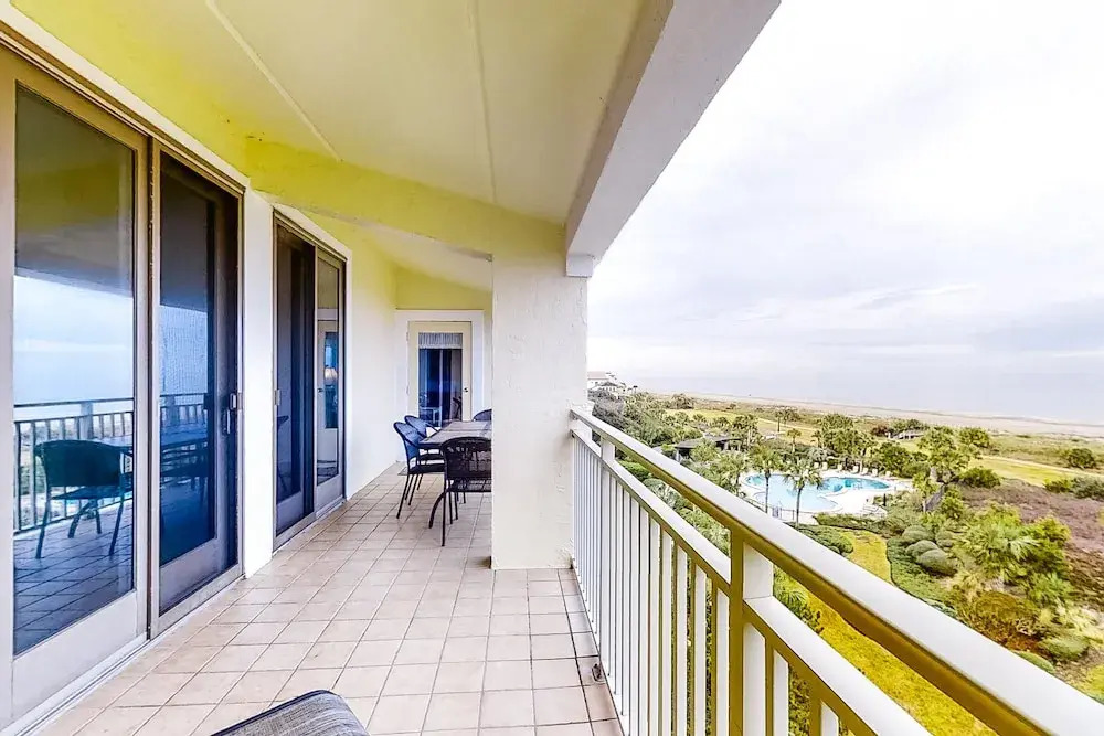 Oceanfront Condo With Spacious Balcony, Great Views, AC & Outdoor Pooloc