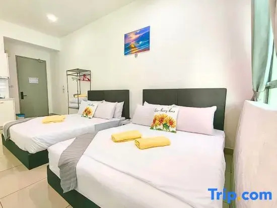 Spacious Cybersquare Ensuite with Pool View #CS8