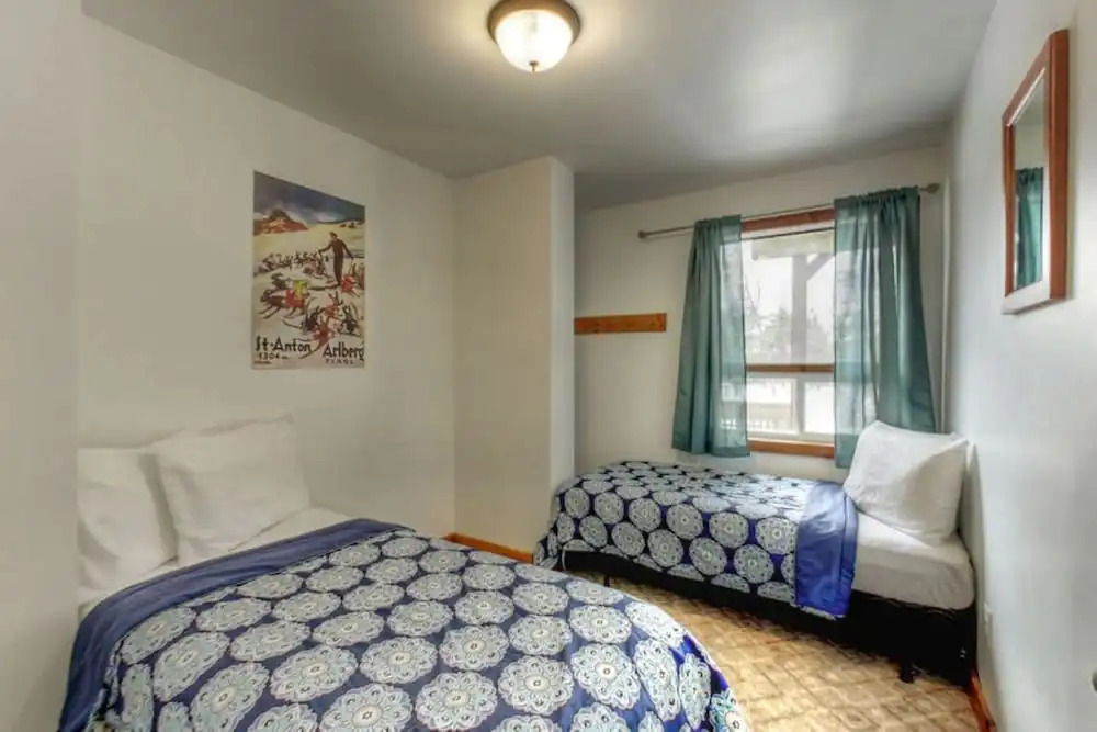 Spacious 8 bdrm Cottage with Private Beach Access, BBQ, Hot Tub, Sauna, Pet friendly