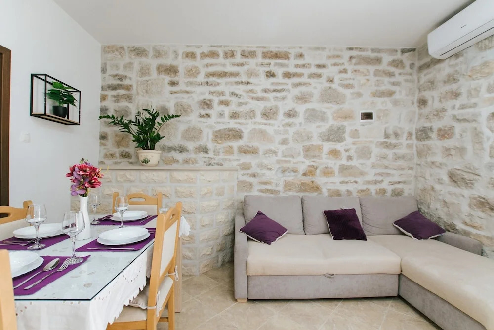 Modern Traditional Apartment w Patio, Near Beach