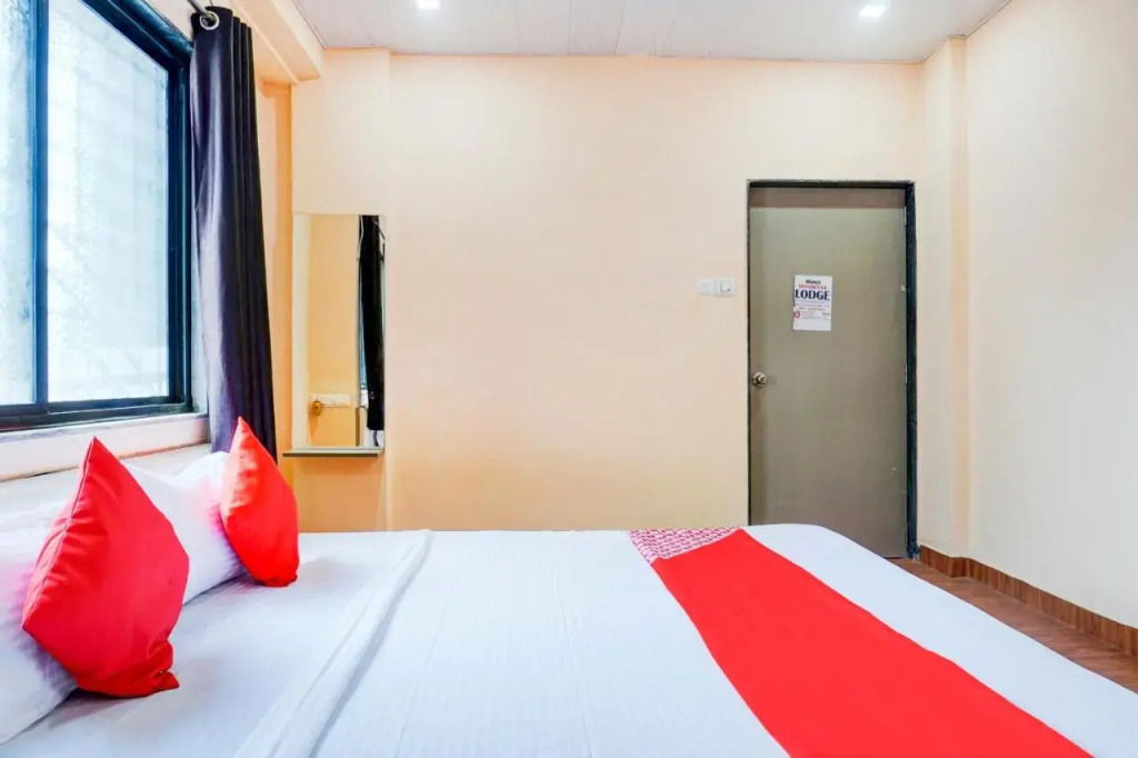 OYO 81205 Hotel Manikyaa