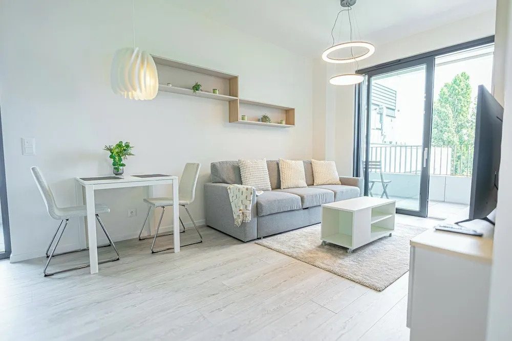 1BR Apartment Near Airport with Parking