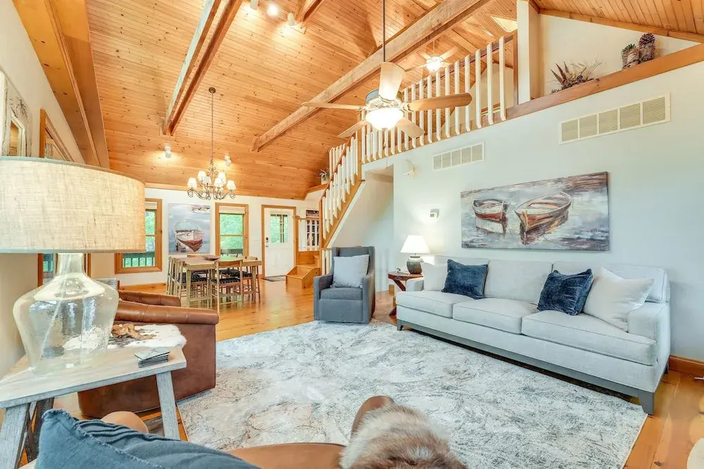 Secluded Cabin w/ Hot Tub Near Table Rock Lake!