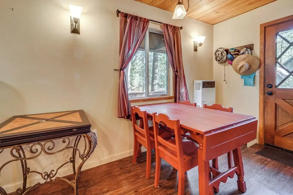 Near Slopes, Donner Lake & Trails! Woodsy Retreat