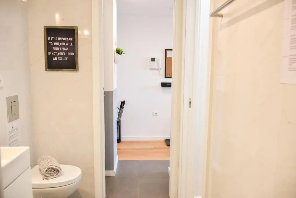 Comfortable&Central w/balcony-9 min walk Trindade