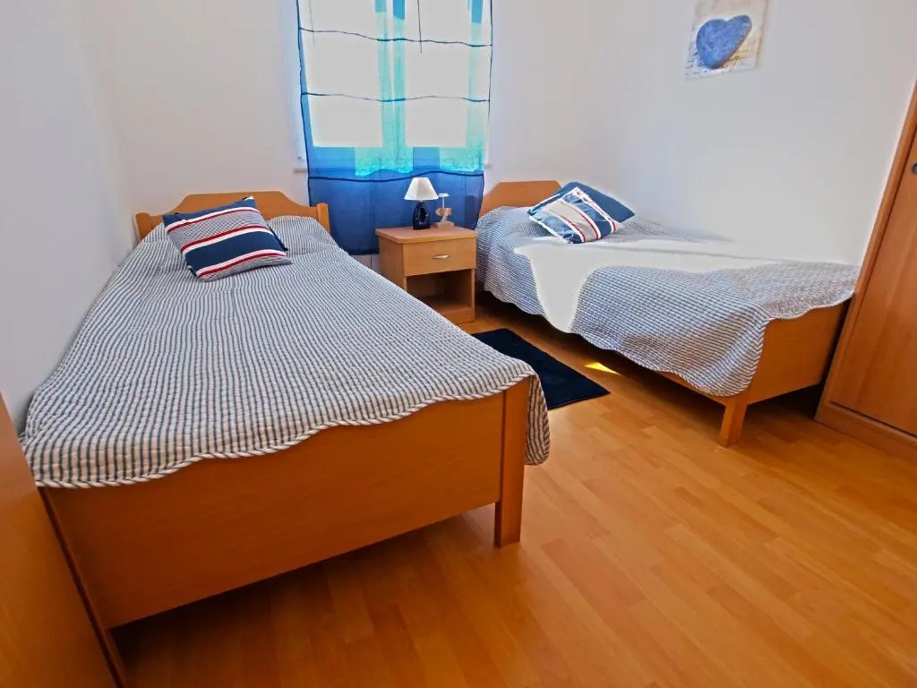 Apartment 958
