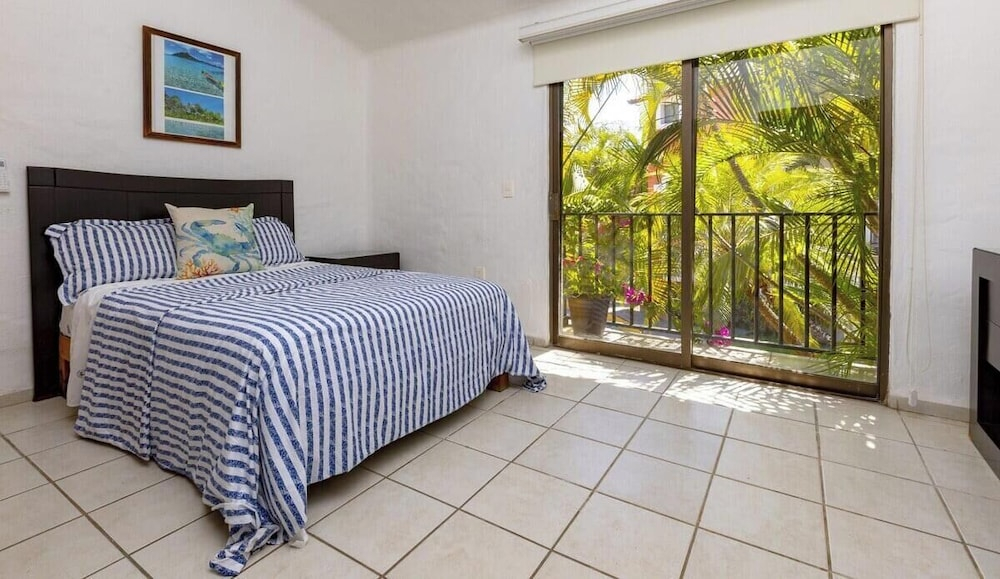 Cozy 3BR House - Front of Marina- Pool