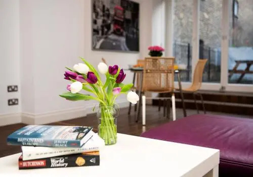 Apt 1, Trafalgar Square (1St Floor)