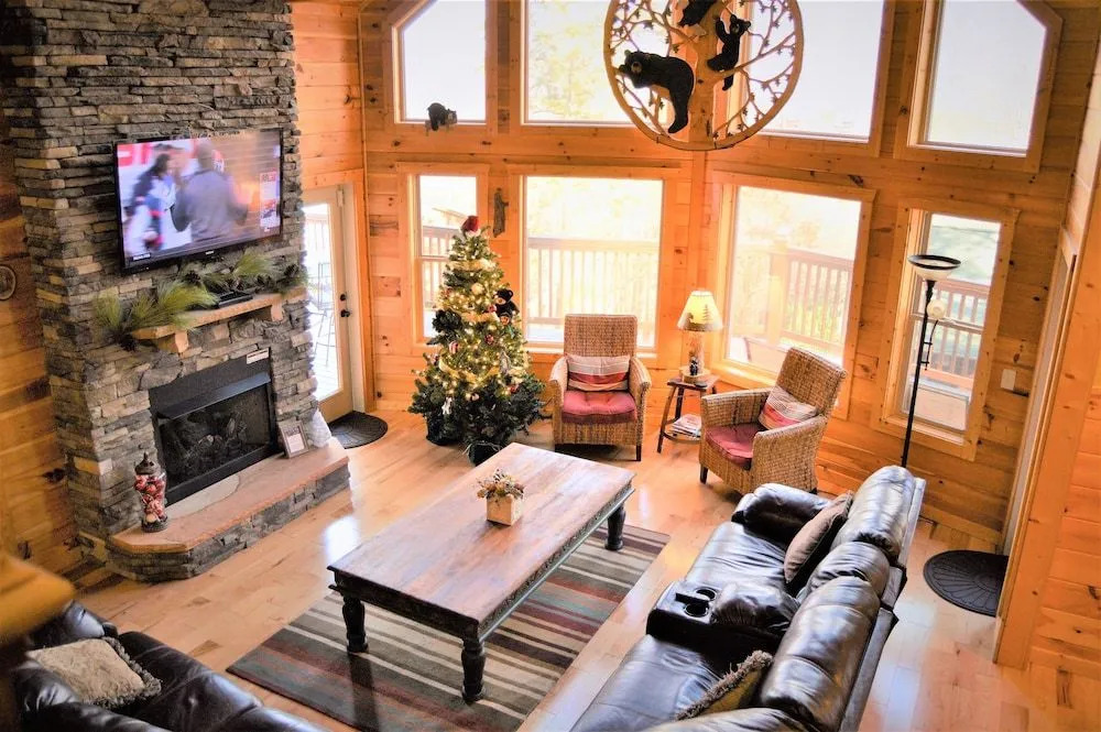 Bearmont Lodge - 4 Br cabin by RedAwning