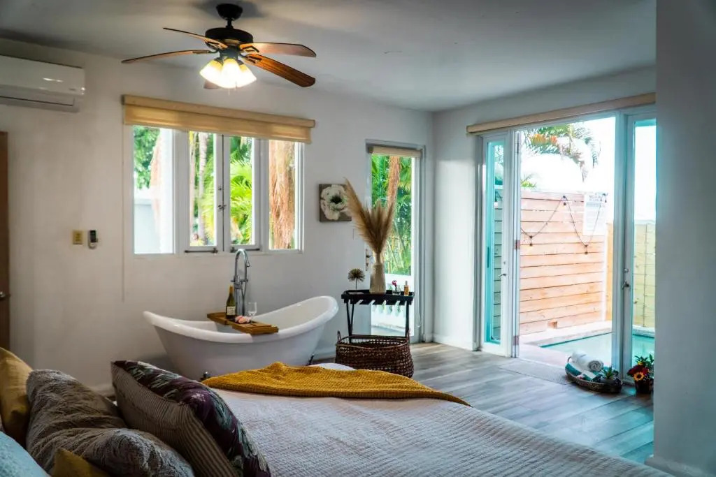 Casa Loba Suite 3 with private pool and tub