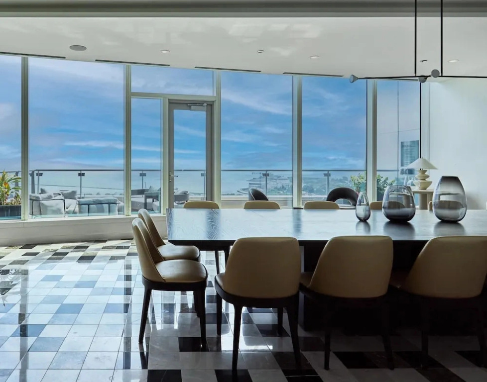 Sky-high Living Lake Views Elite Experience