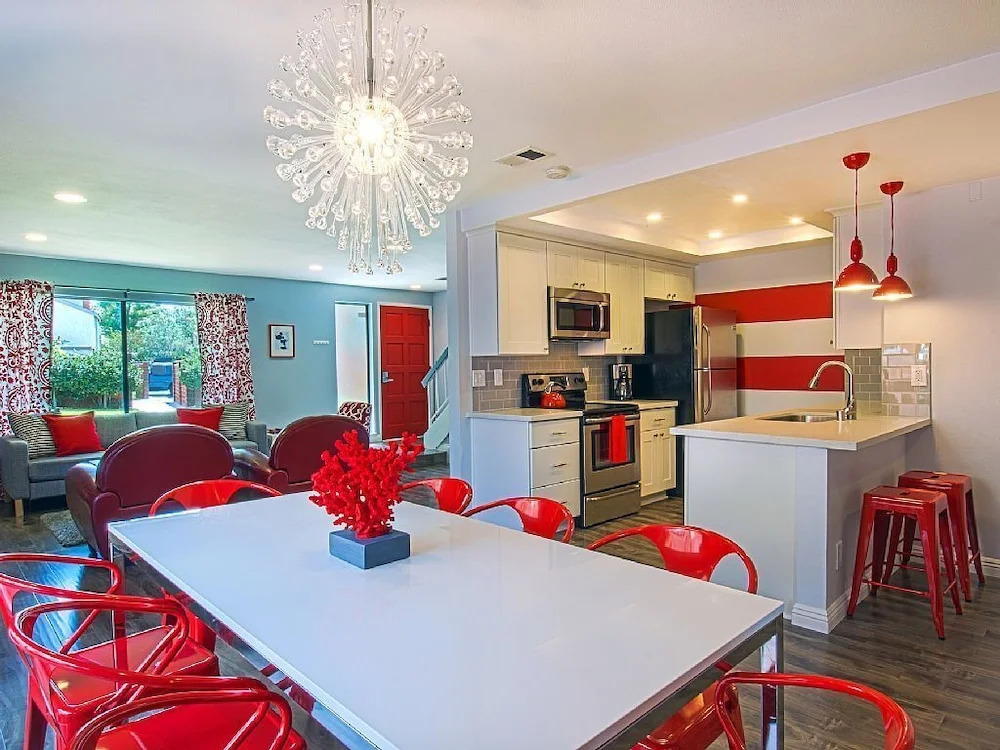 Suite Escapes 4 3 Bedrooms 2.5 Bathrooms Condo