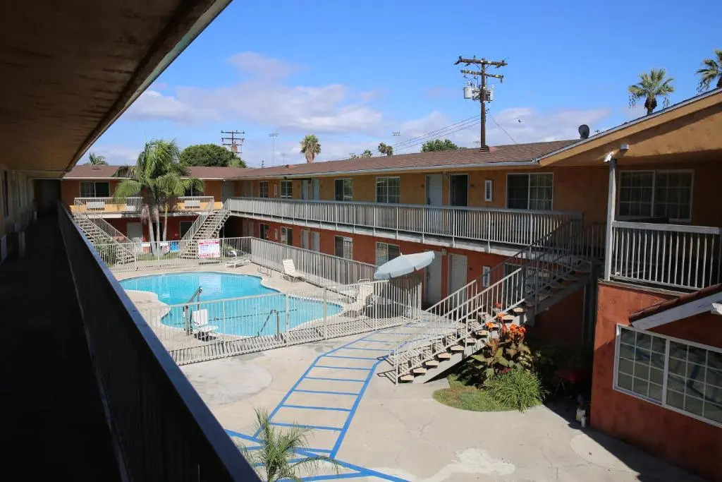 Chateau Inn & Suites