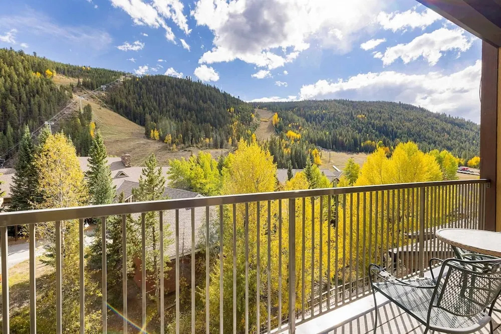 2796 Slopeside 2 Bedroom Condo by RedAwning