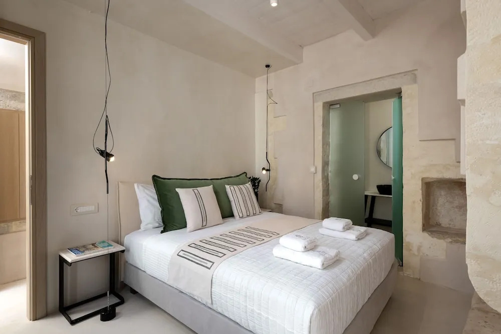 Sutor Chic Manor