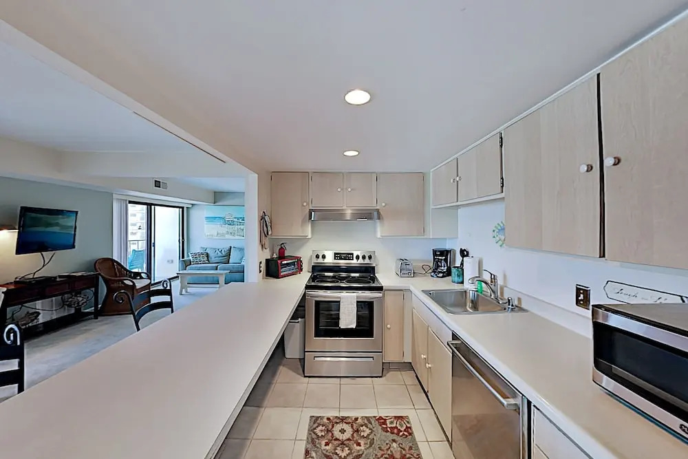 Ocean & Bay-view W/ Pool, Easy Beach Access! 2 Bedroom Condo