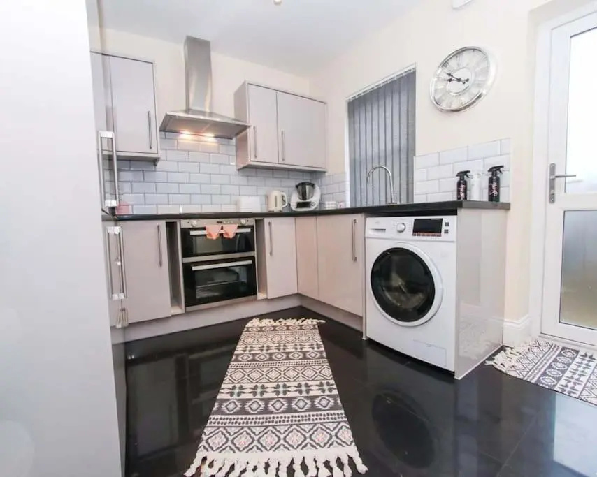 No25-Luxe Living Guest House- 2 Bed-WIFI-Free Parking-City- Beach