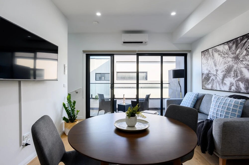 CARLISLE Bright Townhouse in Great Location