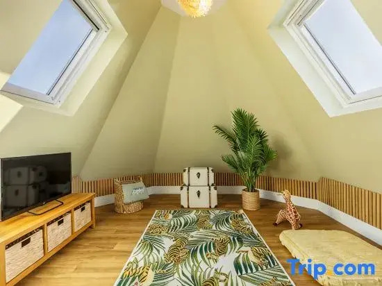 Wholesome Family 3-Bed, 2-Bath Apt; Free Gym & PKG
