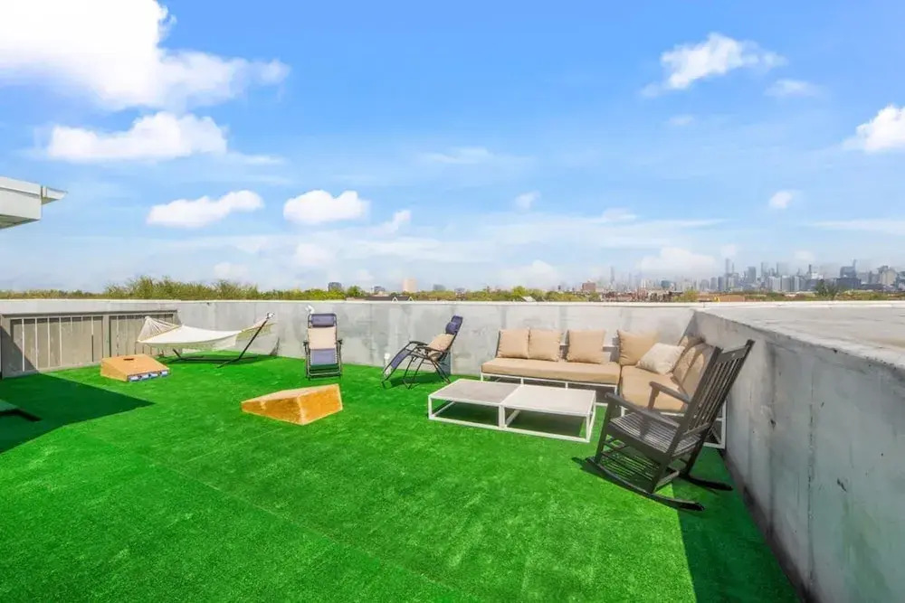 Spacious 4BR 2BA Unit in Ukrainian w 2 Balconies