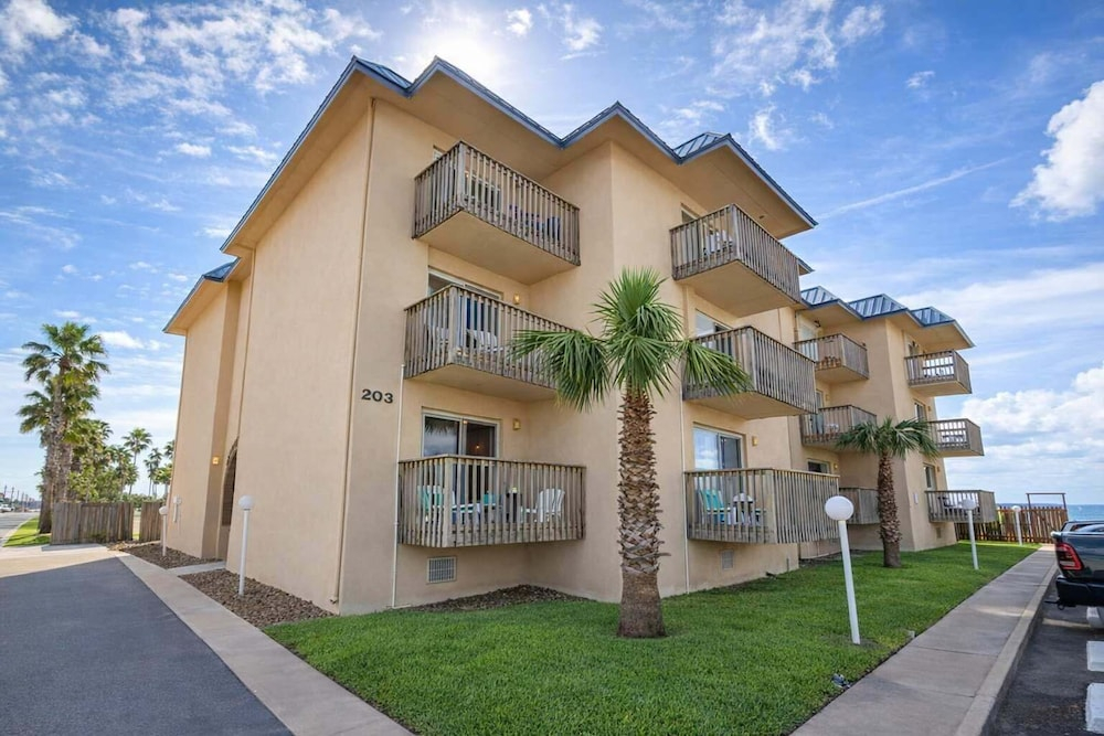 Bayfront W/docks & Fish 3 Patios Prime Location 2 Bedroom Apts