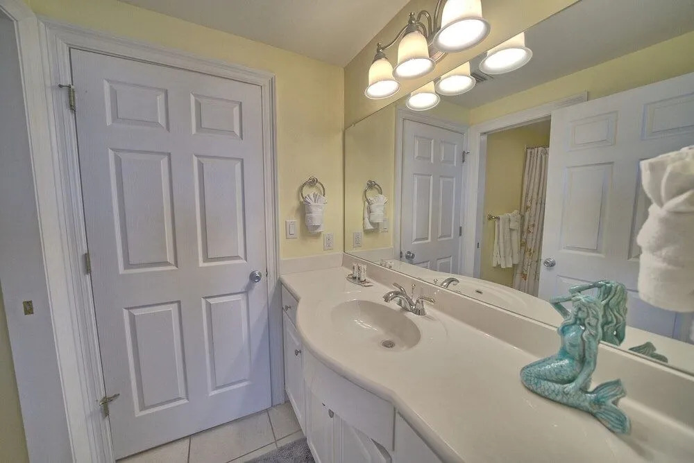 Beautiful Condo with Spacious Balcony to Enjoy Fascinating Ocean View - Unit 1002 by RedAwning