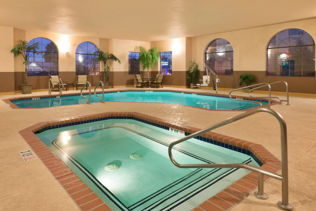 Holiday Inn Express Show Low by IHG