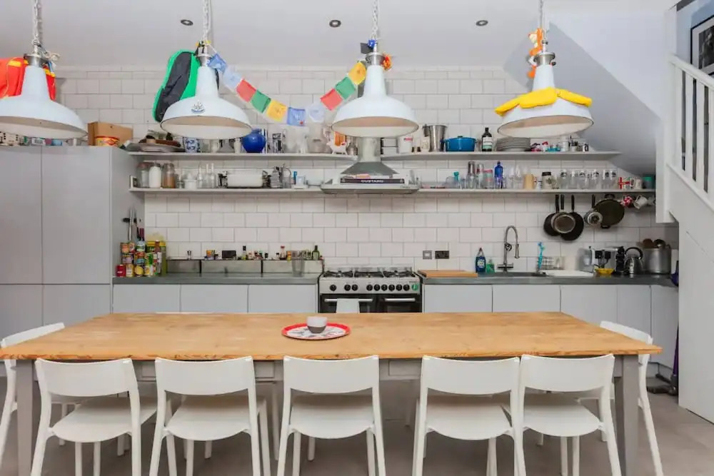 Contemporary 2 Bedroom House in Vibrant Shepherds Bush