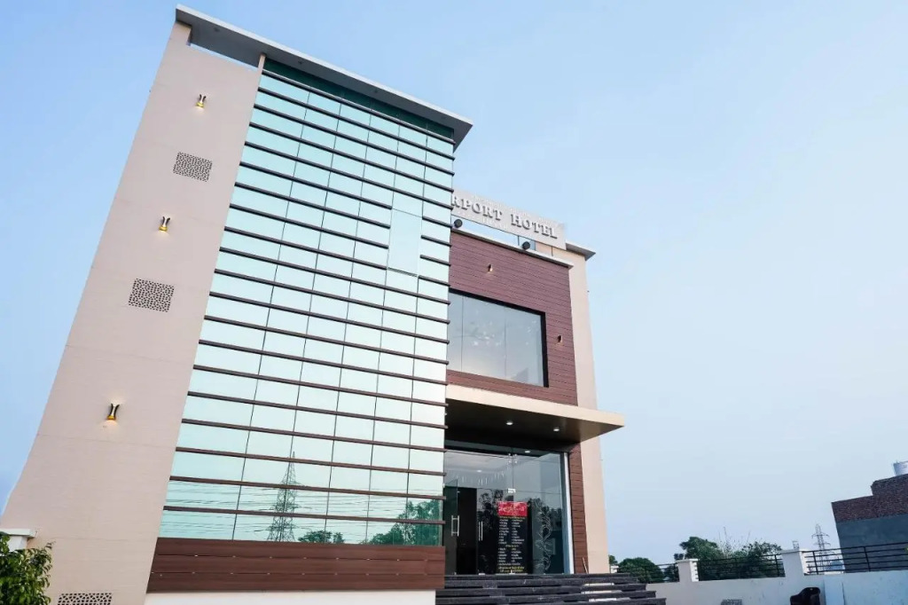 Pop 91505 Airport Hotel