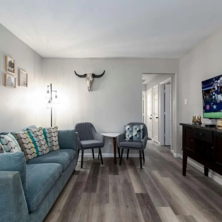 Lux Modern Getaway AT T Stadium Views King Bed