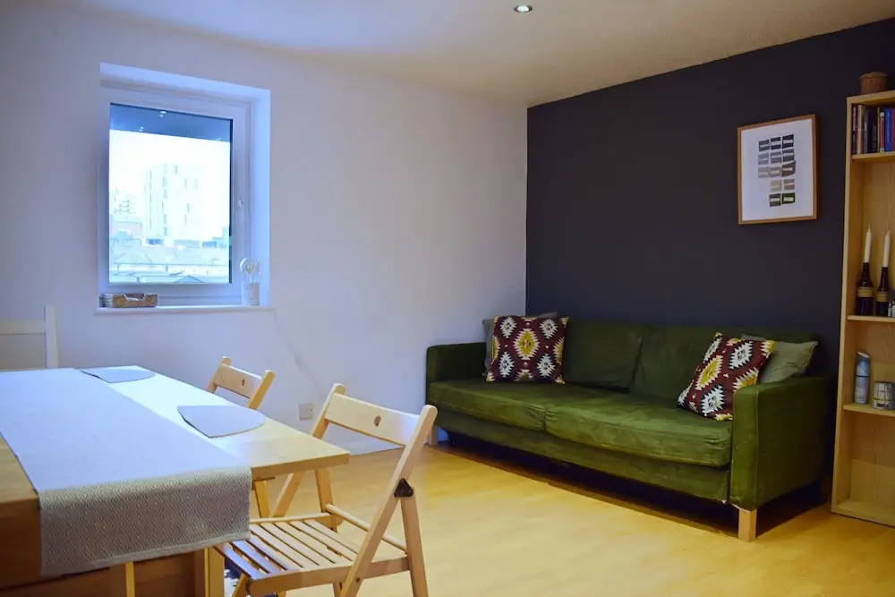 Central 1 Bedroom Apartment Near Tower Hill With Balcony