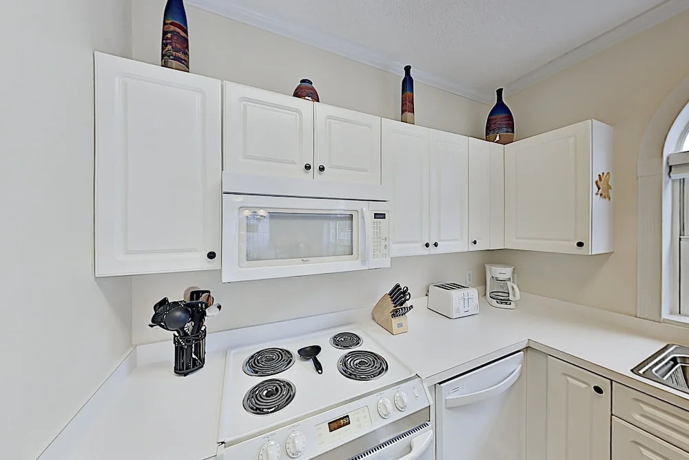 Chic W/ Balcony, Pool & Golf Course Views 2 Bedroom Condo