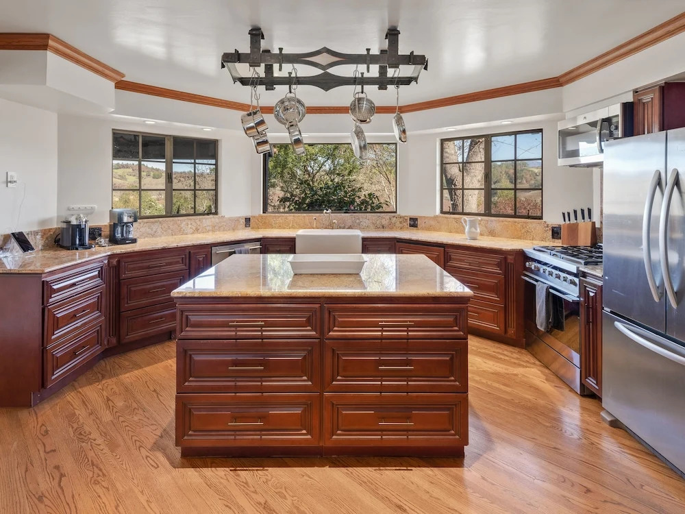 Incredible Gated Vineyard W/ Pool & Pub 3 Bedroom Home