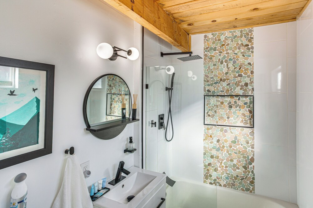 7 Mi to Bear Mountain Ski Resort: Home w/ Hot Tub