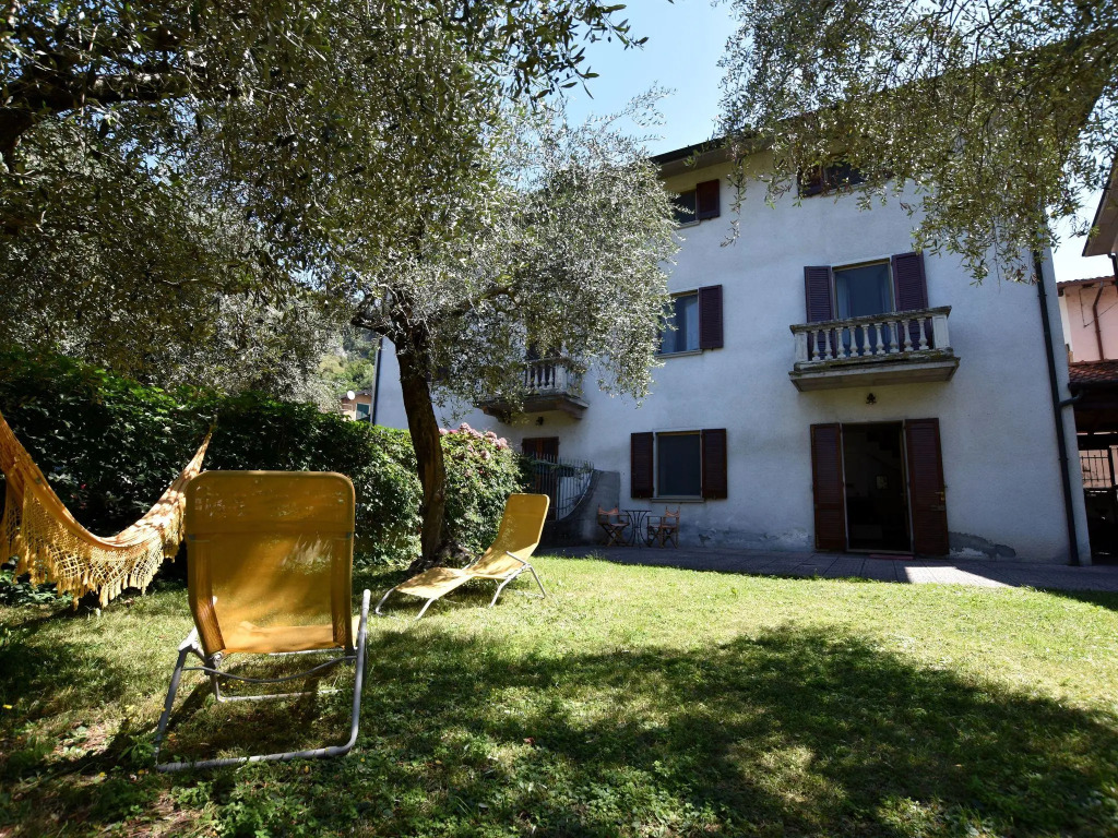 Two-family home with private garden 100 metres from the lake and beach
