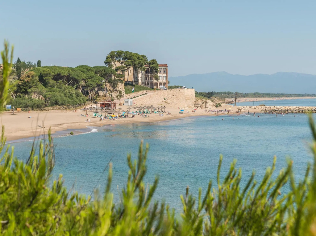 Laia in L'Escala with 2 bedrooms and 1 bathrooms