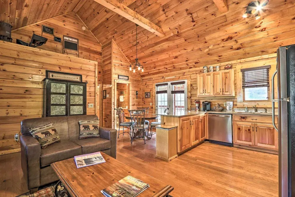 3 Mi to Dollywood: Hot Tub Hideaway in Smoky Mtns