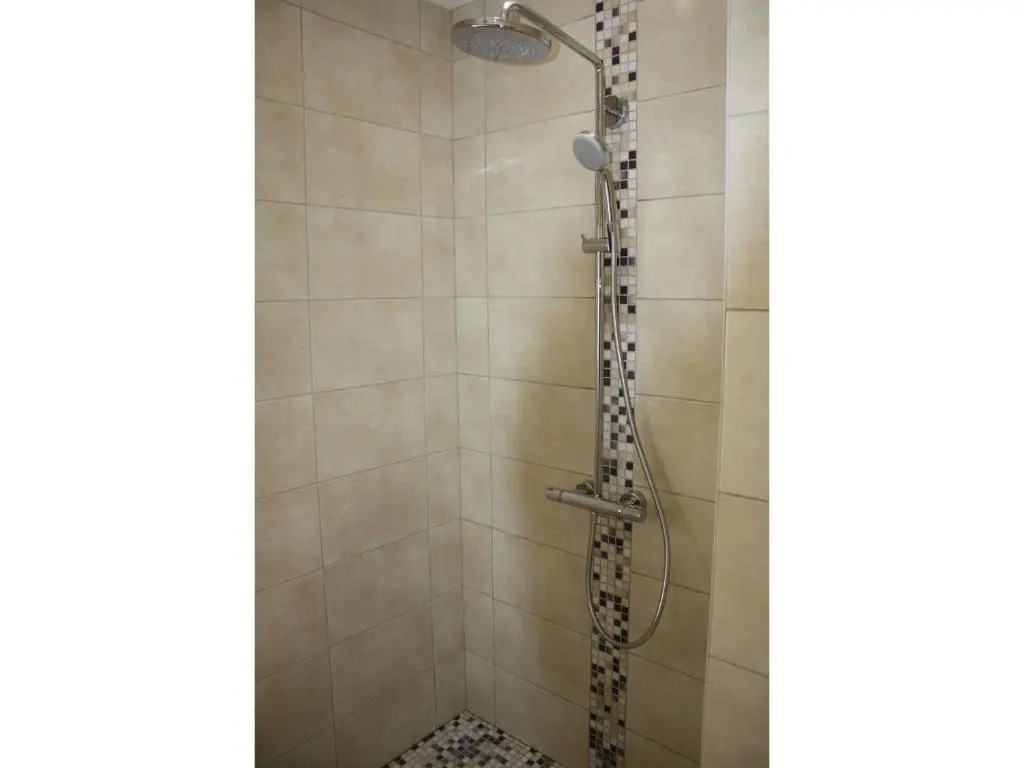 Gîte moderne avec accès indépendant, proche centre-ville et Thermes, terrasse et équipements inclus - FR-1-589-57