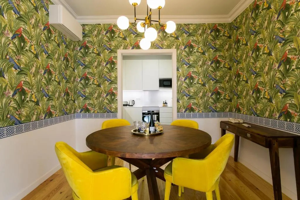 Lisbon luxury retreat! 2 suites, balcony & views!!
