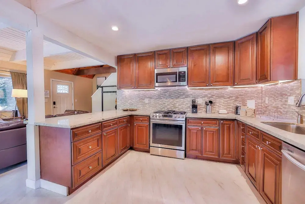 Iroquois Ridge Charming Home for 8 w/ Hot Tub Near Lake Tahoe & Skiing