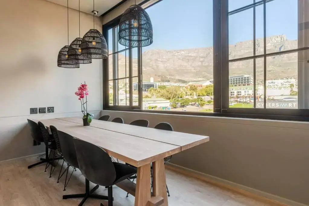 Sun filled Contemporary Apartment in The East City