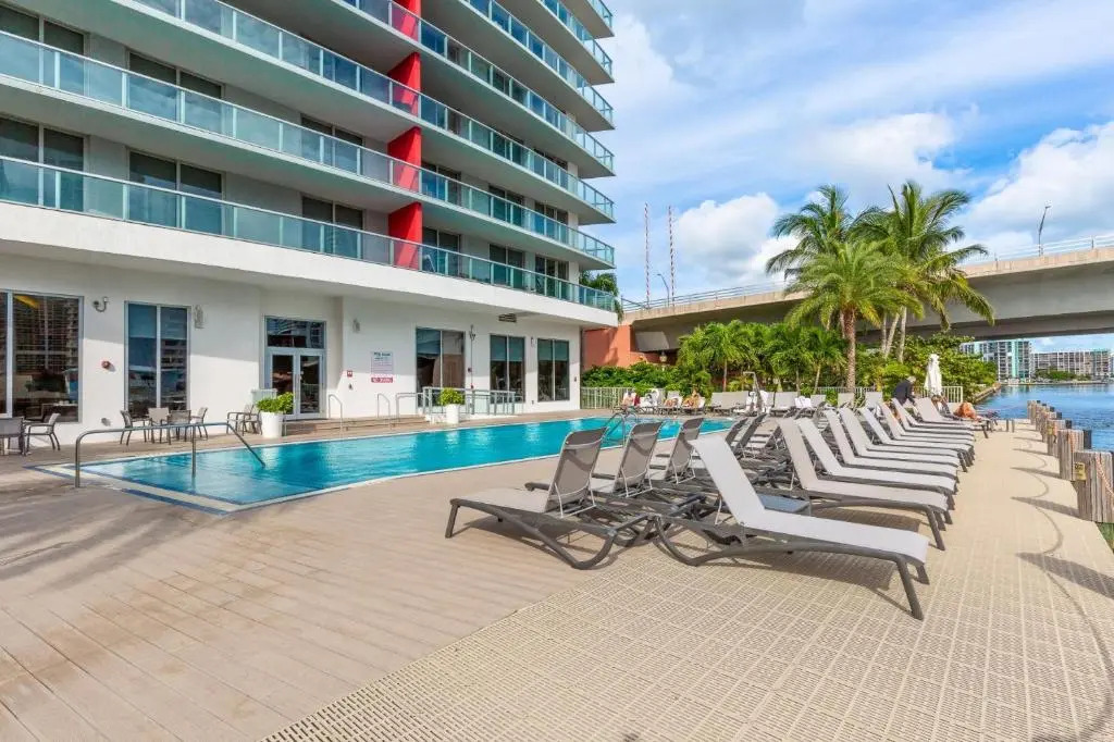 2/2 Miami - Panoramic views at Beachwalk Resort 27th for 6 guests by Ammos VR