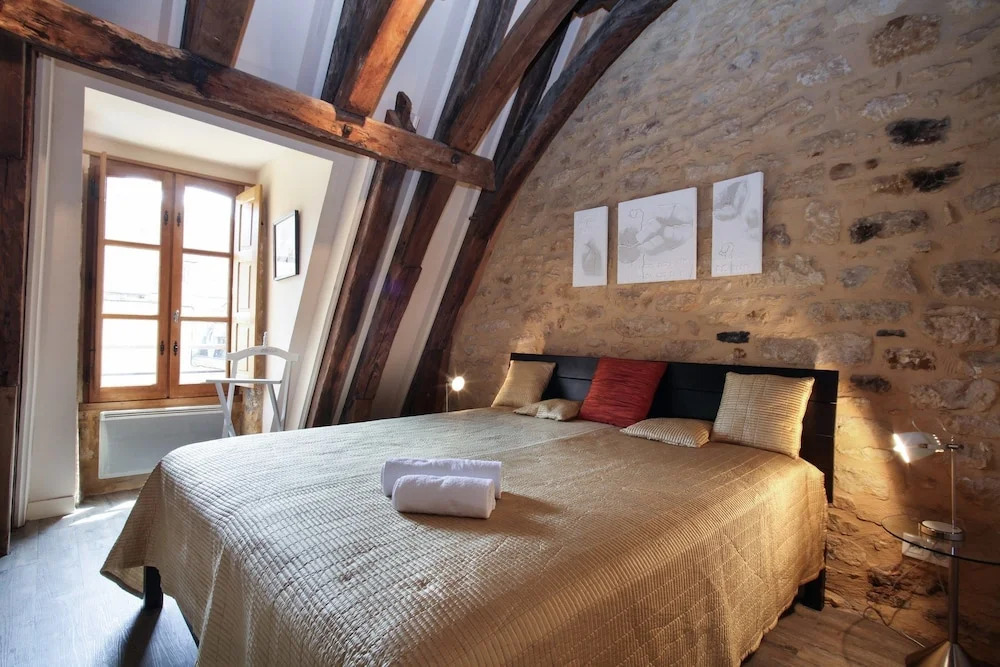 Le Grenier du Chapitre son loft avec les poutres et lappartement une chambre sans les poutres