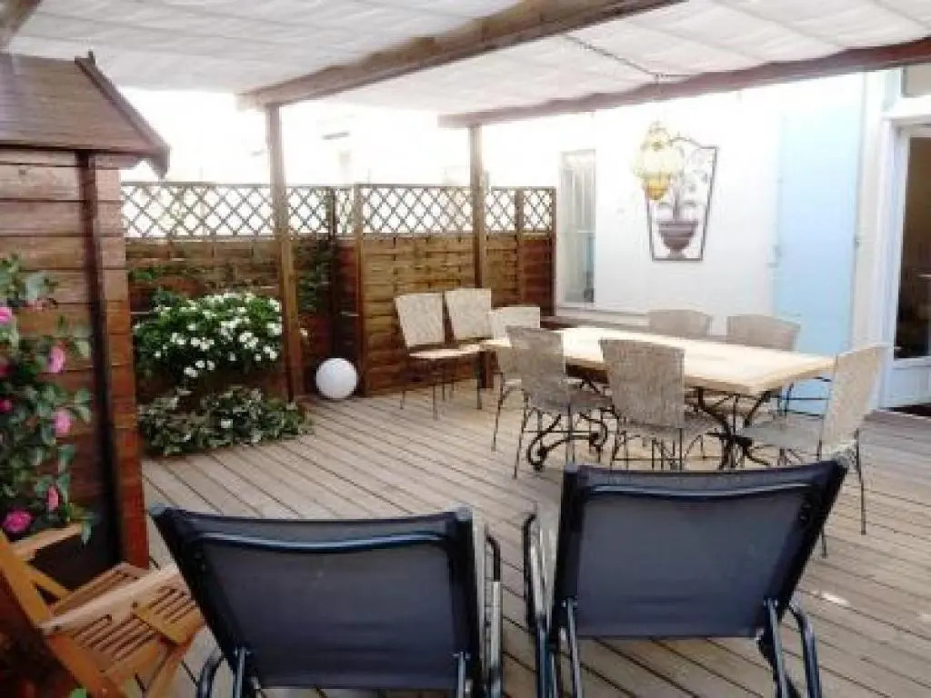 Beautifully decorated two bedroom apartment in the heart of Cannes five minutes walk from Palais 409