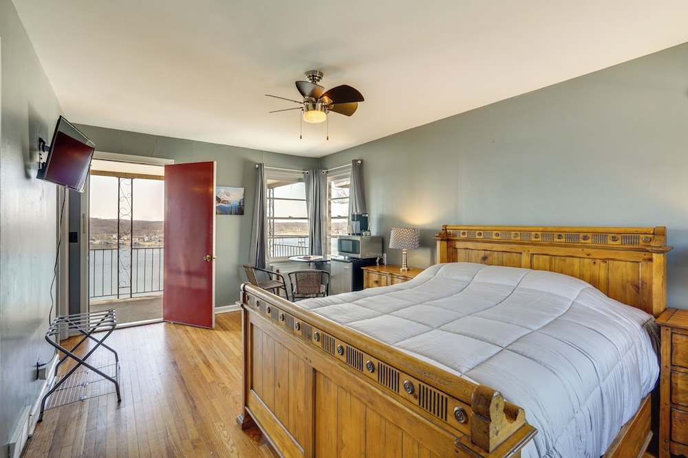 Unit 2: Pool, Lake & View! Studio By Bagnell Strip