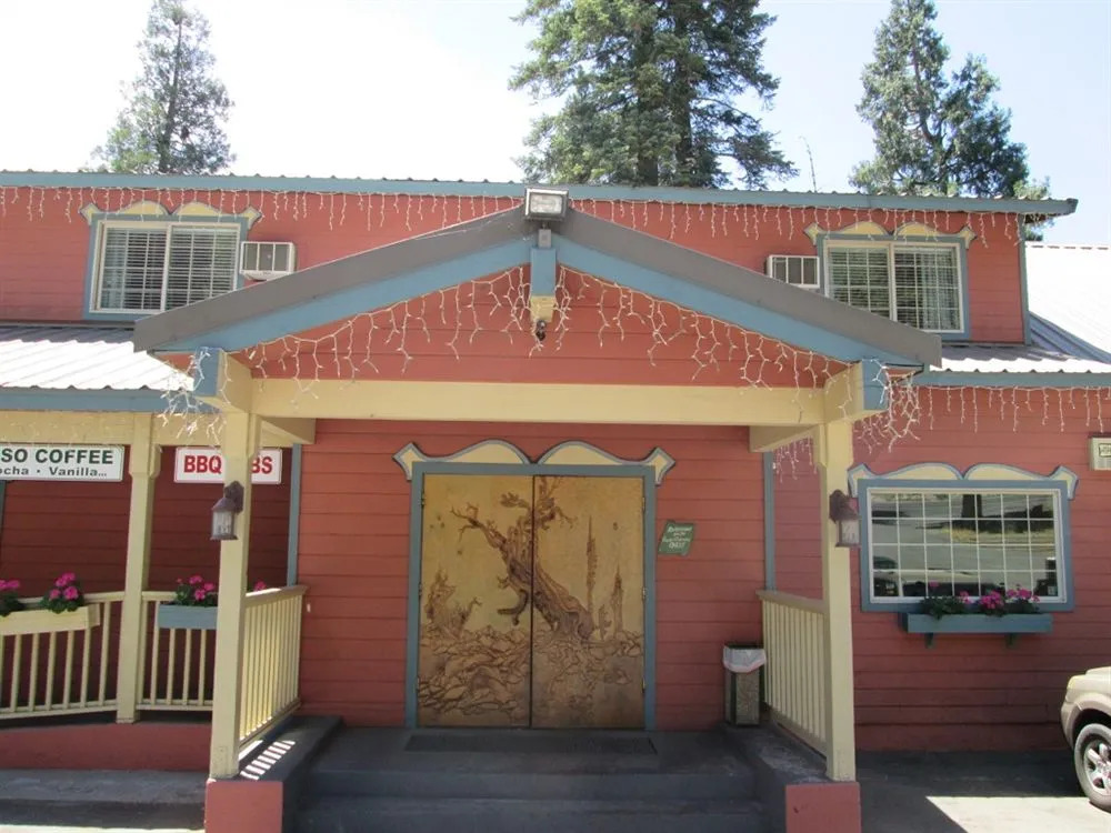 StrawberryInn River Front Resort