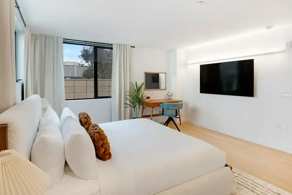 The Santa Monica Sunset - Beachfront Luxury