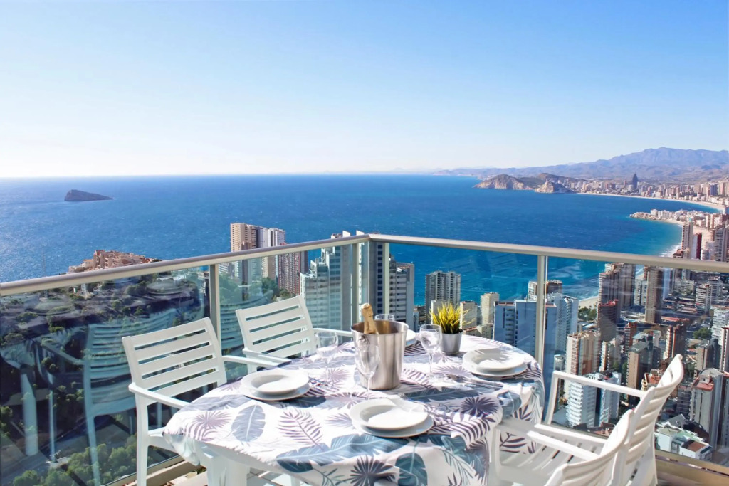 Sky High apartment on the 38th floor - Sea views