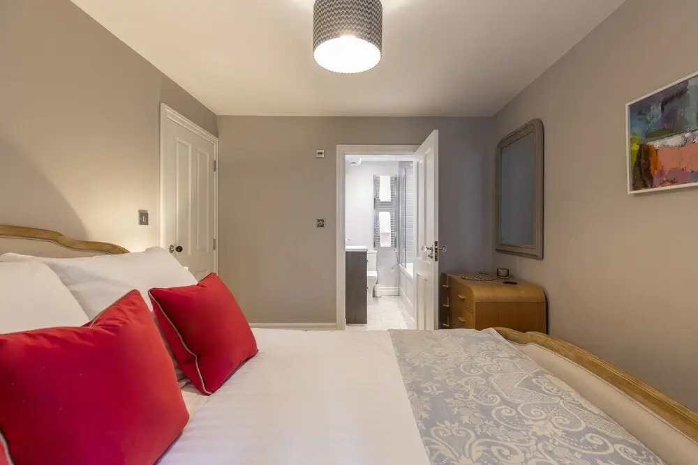 JOIVY Gorgeous 3-bed maisonette in Westbourne Green with patio