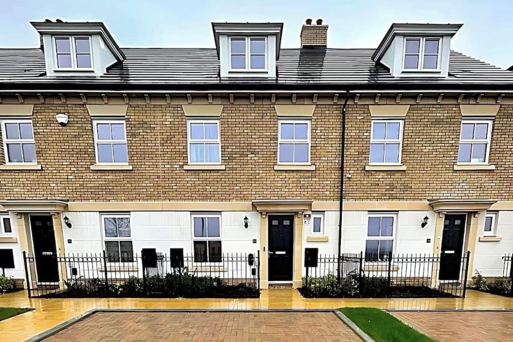 House - Sleeps 8 - Free Parking and Ps5